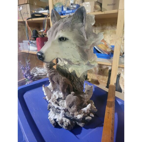 Meerchi MRH Wolf With Wolves Pups Resin Sculpture 15" Tall - Picture 5 of 16